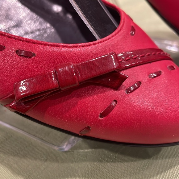 Bruno Magli red flats. Rubber soles and weaved patent bow accent. Nice Sz 37. - Picture 5 of 14